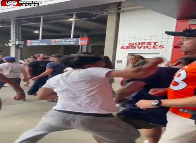 Video :A guy is attacked by two thugs following a Denver Broncos game